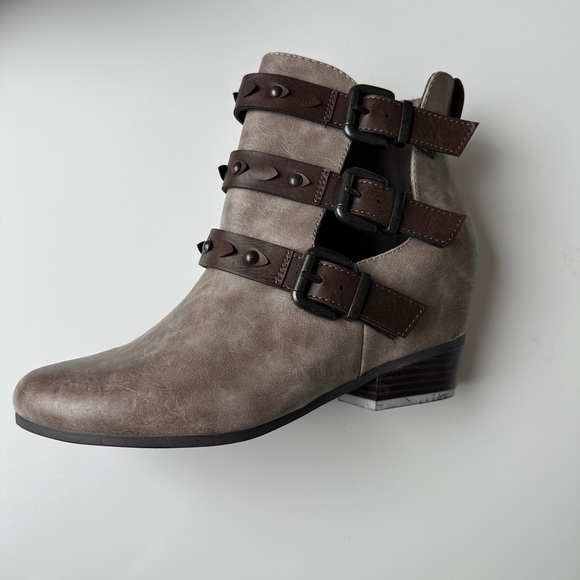NWT Sonoma Tan Brown Buckle Open Side Memory Foam Ankle Booties Women’s 8.5 FLAW - Picture 2 of 9